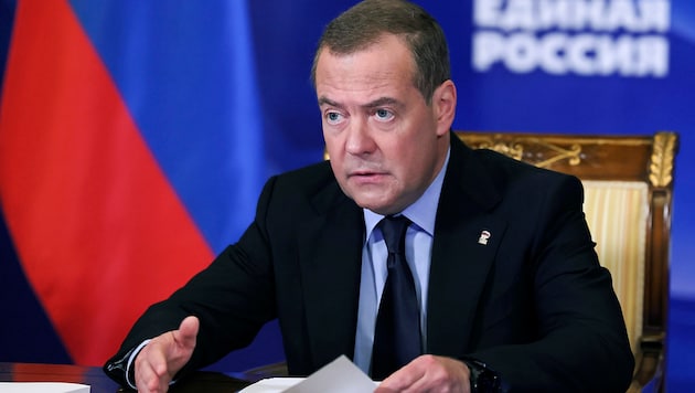 Former Russian President Dmitry Medvedev has also made disparaging remarks about both presidential candidates. (Bild: APA/AP)