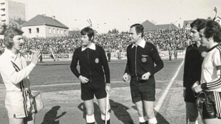 Sturm-Kapitän Mandi Steiner (re.) vor dem Heimspiel 1976 gegen Eintracht Frankfurt. (Bild: Sammlung Sturm Graz / Fischer)