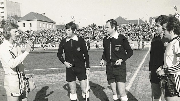 Sturm-Kapitän Mandi Steiner (re.) vor dem Heimspiel 1976 gegen Eintracht Frankfurt. (Bild: Sammlung Sturm Graz / Fischer)