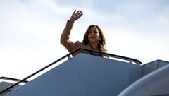 Kamala Harris tourt noch durch die heiß umkämpften „Swing States“, ihre Stimme ist schon „unterwegs nach Kalifornien“. (Bild: APA/Getty Images via AFP/GETTY IMAGES/JOHN MOORE)