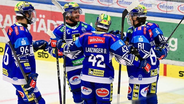 Die Linie um Marco Richter, Benzi Lanzinger und Alex Rauchenwald (v. li.) dominierte beim 10:2-Heimsieg. (Bild: Bernd Stefan)