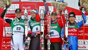 Mario Scheiber (Zw. v. re.) raste einst in Kitzbühel doppelt aufs Podest, feierte jetzt sein Debüt am Fußballplatz. (Bild: GEPA pictures)