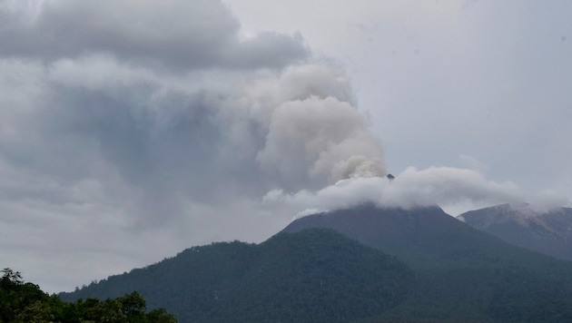 The Lewotobi Laki-Laki volcano ejected ash, lava and rocks into the air on Sunday. (Bild: Associated Press)