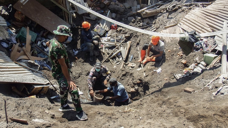 Mehrere Dörfer wurden evakuiert, die Rettungs- (Bild) und Evakuierungsarbeiten dauern an. (Bild: AFP/Arnold Welianto)