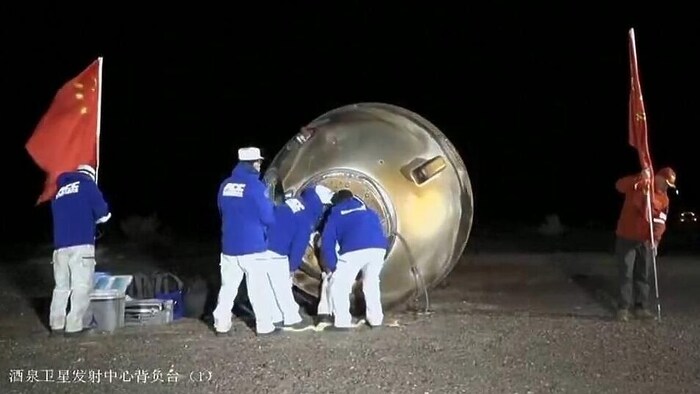 Die Kapsel mit den drei Raumfahrern landete in der Wüste Gobi.
