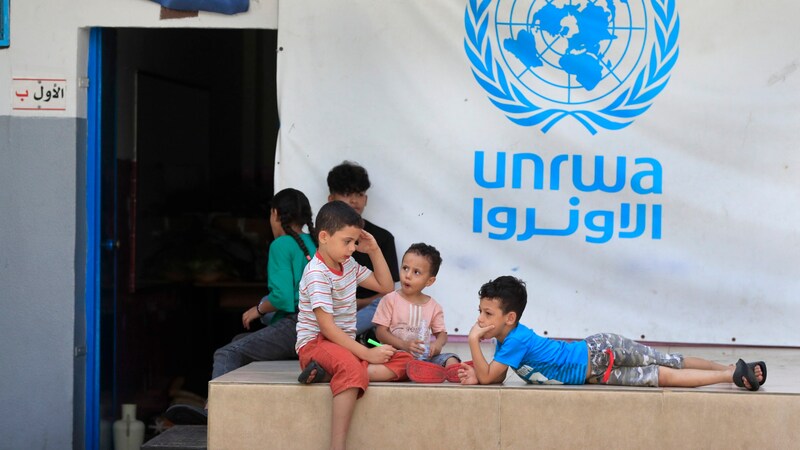 Kinder vor einer UNRWA-Einrichtung (Archivbild) (Bild: APA/Associated Press)