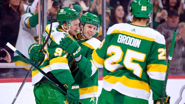 Die Minnesota Wild besiegte die Toronto Maple Leafs – auch dank Marco Rossi (m.). (Bild: AFP/APA/Getty Images via AFP/GETTY IMAGES/David Berding)