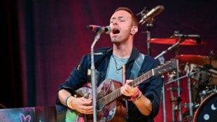 Bei einem Konzert in Melbourne fiel Chris Martin in eine Öffnung auf der Bühne. Zum Glück überstand der Coldplay-Frontmann den Unfall unverletzt. (Bild: APA/Evan Agostini/Invision/AP)