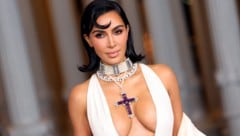 Kim Kardashian trägt Dianas Kreuz, das seit dem Vorjahr in ihrem Besitz ist.  (Bild: APA Pool/Getty Images via AFP/GETTY IMAGES/Monica Schipper)