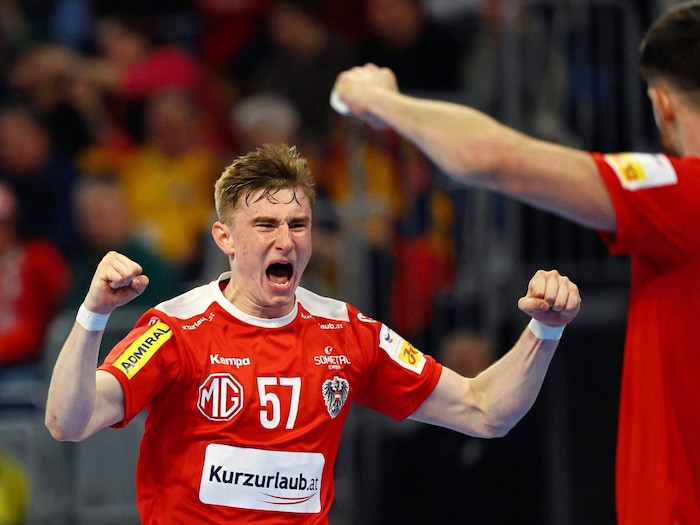 The wing also wants to cheer for the team again.