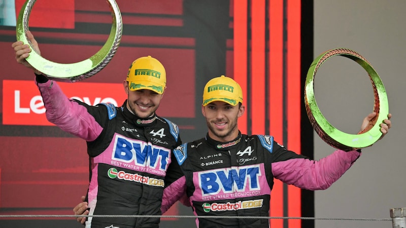 Esteban Ocon (l.) und Pierre Gasly (Bild: AFP/APA/NELSON ALMEIDA)