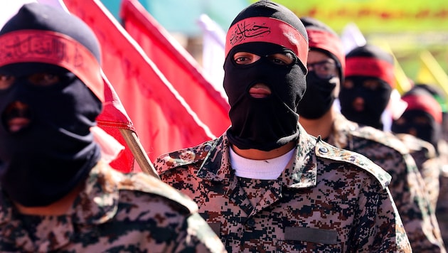 Members of the Islamic Revolutionary Guards at a memorial service (Bild: APA/AFP/ATTA KENARE)