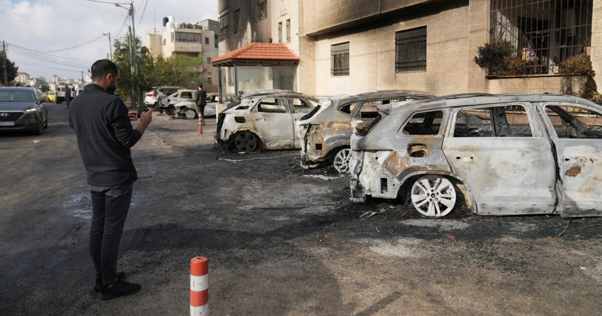 Radical settlers - Israelis set fire to cars in the West Bank | krone.at