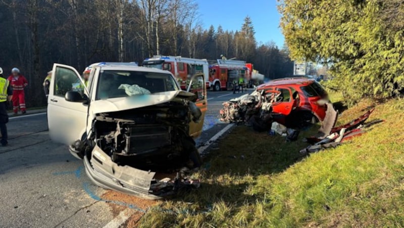 Beide Fahrzeuge wurden komplett demoliert. (Bild: ZOOM Tirol/Krone KREATIV)