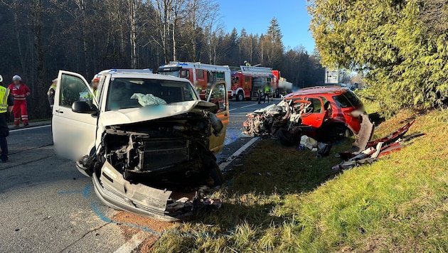 Both vehicles were completely demolished. (Bild: ZOOM Tirol/Krone KREATIV)