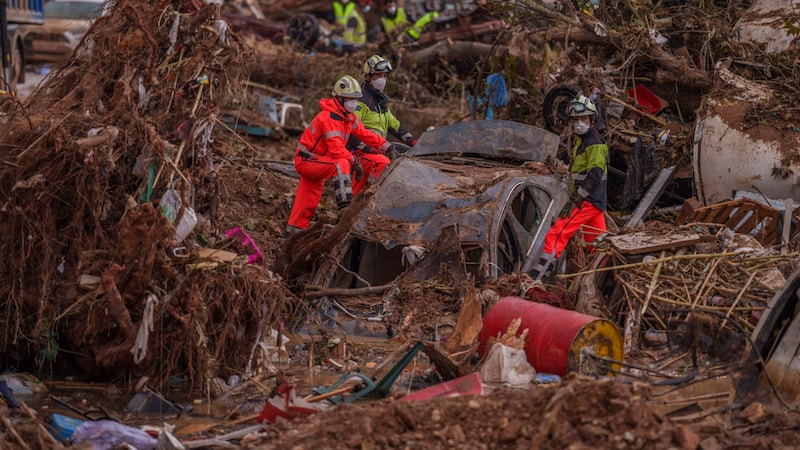 Zahlreiche Autos müssen in Catarroja aus Trümmern gezogen werden. (Bild: APA/Associated Press.)