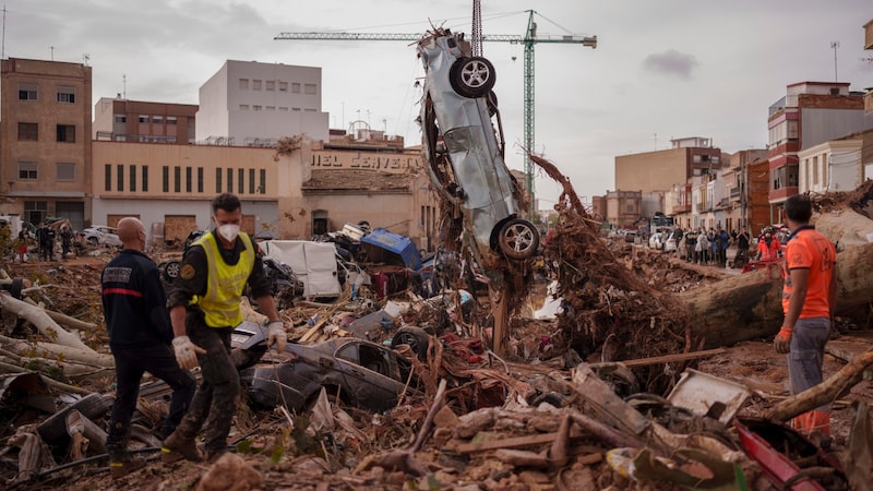 Aufräumarbeiten nach dem Unwetter in Catarroja (Bild: APA/Associated Press)