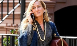 Sarah Jessica Parker trägt in ihrer Rolle als Carrie Bradshaw beim Dreh von „And Just Like That“ ...