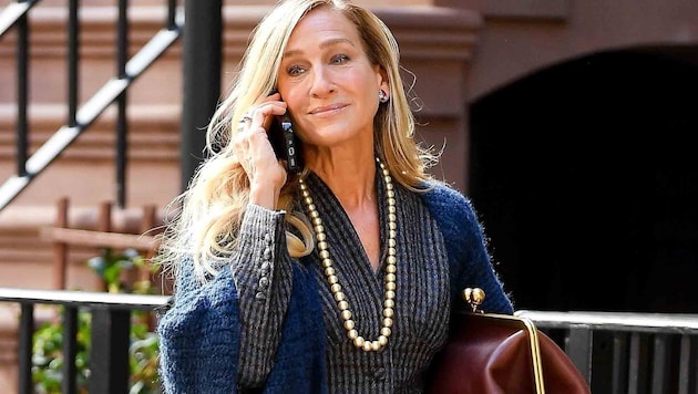 Sarah Jessica Parker trägt in ihrer Rolle als Carrie Bradshaw beim Dreh von „And Just Like That“ ...