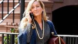 Sarah Jessica Parker trägt in ihrer Rolle als Carrie Bradshaw beim Dreh von „And Just Like That“ ein It-Piece von Lena Hoschek. (Bild: PPS/www.PPS.at)