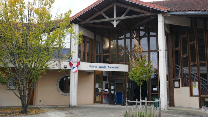 Die Schule des ermordeten Lehrers Samuel Paty. Über dem Eingang prangt der französische Leitspruch „Freiheit, Gleichheit, Brüderlichkeit“. (Bild: AFP/DIMITAR DILKOFF / AFP / picturedesk.com)