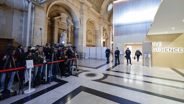 Mehrere radikale Muslime stehen derzeit wegen einer Hetzkampagne, die zur brutalen Ermordung eines Geschichtslehrers führte, vor Gericht.  (Bild: AFP/STEPHANE DE SAKUTIN / AFP / picturedesk.com)