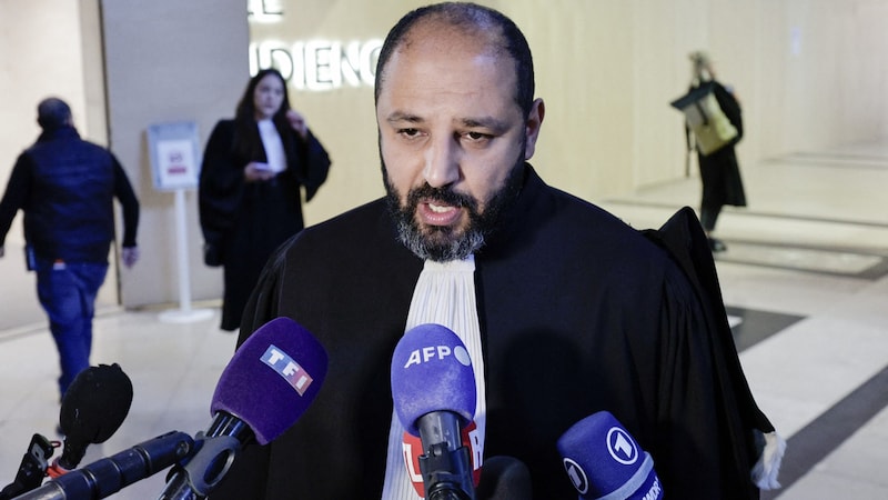 Anwalt Ouadie Elhamamouchi verteidigt den Hassprediger Abdelhakim Sefrioui, welcher ebenfalls vor Gericht steht. (Bild: AFP)