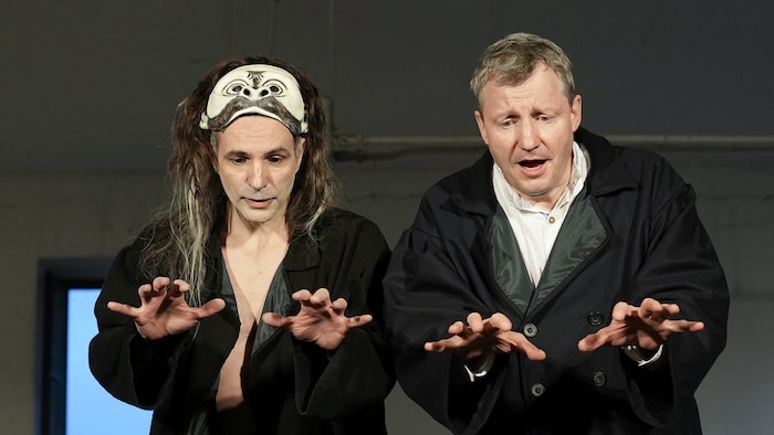 Scene from "Bruckner's Monkey": Daniel Morales-Pérez and Matthäus Schmidlechner, who has been singing at the Vienna State Opera since October.