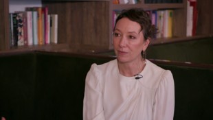 Ursula Strauss im krone.tv-Interview zur neuen „Schnell ermittelt“-Staffel. (Bild: krone.tv)