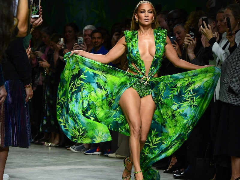 2019 wagte sie sich mit einem ähnlichen Stück von Versace auf den Laufsteg. (Bild: APA/AFP/Miguel MEDINA)