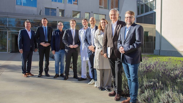 Eröffnung der Tagesklinik: Bernhard Haas (Betriebsdirektor LKH Graz II), Ulf Drabek (Vorstand für Finanzen und Technik), Michael Lehofer (Ärztlicher Direktor LKH Graz II), Karlheinz Kornhäusl (Landesrat für Gesundheit, Pflege und Sport, ÖVP), Ian Seemann (Leitung Tagesklinik), Martin Ecker (Leiter Zentrum für Suchtmedizin am LKH Graz II), Birgit Grossauer (Pflegedirektorin LKH Graz II), Gerhard Stark (Vorstandsvorsitzender Kages) und Hannes Schwarz (Klubobmann SPÖ). (Bild: LKH Graz II)