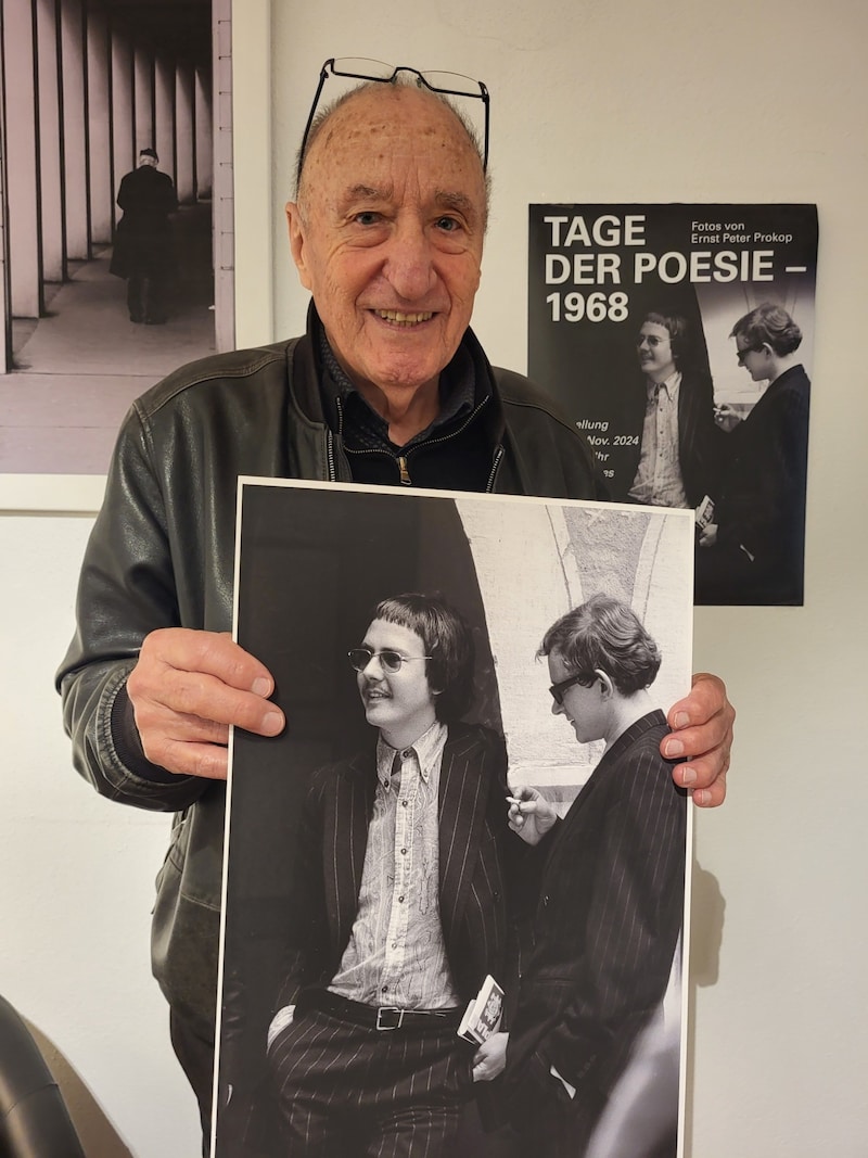 Ernst Peter Prokop mit seiner Fotografie, welche die Autoren Jonke und Handke in St. Veit 1968 zeigt.  (Bild: Christian Krall)