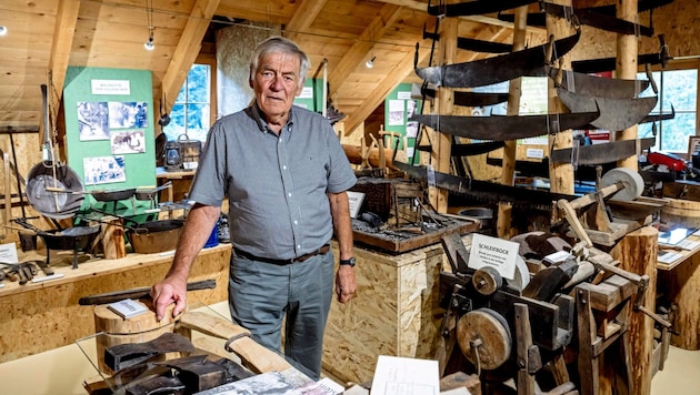 The history of the lumberjacks of yesteryear is looked after by curator Horst Schmid on a voluntary basis. What once took place in the darkness of the forest has been carefully brought into the "museum clearing" and is carefully guarded for future "annual rings". (Bild: Antal Imre)