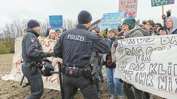 Die Ermittler müssen sich mit Demonstrationen beschäftigen.