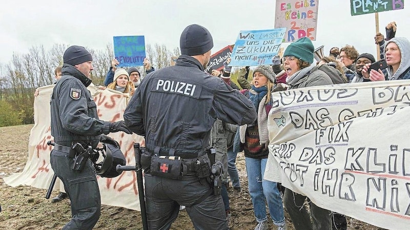 Die Ermittler müssen sich mit Demonstrationen beschäftigen.  (Bild: NDR/Thorsten Jander)