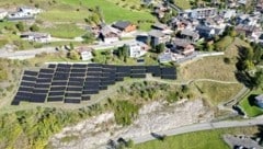 Während auf den Solarmodulen Strom erzeugt wird, können auf derselben Wiese in den Sommermonaten Schafe grasen. (Bild: Egger)