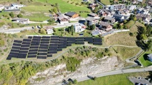 Während auf den Solarmodulen Strom erzeugt wird, können auf derselben Wiese in den Sommermonaten Schafe grasen. (Bild: Egger)