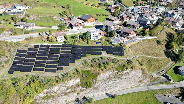 While electricity is being generated on the solar modules, sheep can graze on the same meadow in the summer months. (Bild: Egger)