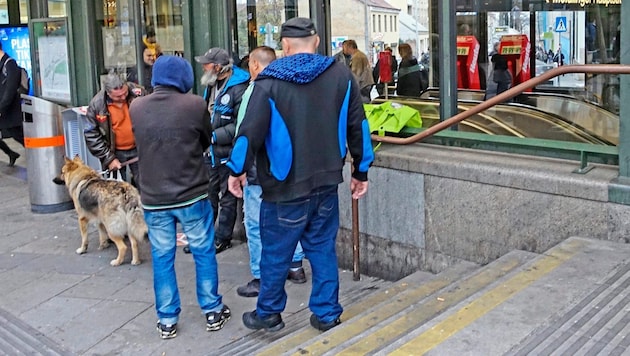 Seit vielen Jahren hat sich eine Obdachlosen- und Alkoholikerszene am Bahnhofsvorplatz angesiedelt. (Bild: Holl Reinhard)