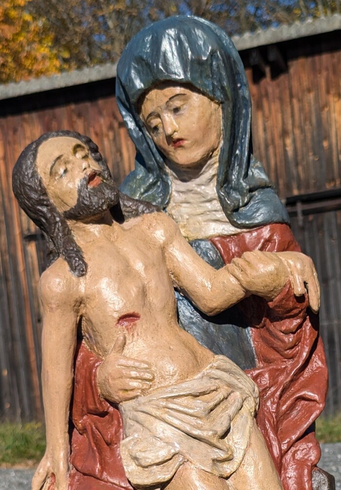 Die gotische sakrale Holzfigur erstrahlt wieder in vollem Farbenglanz.