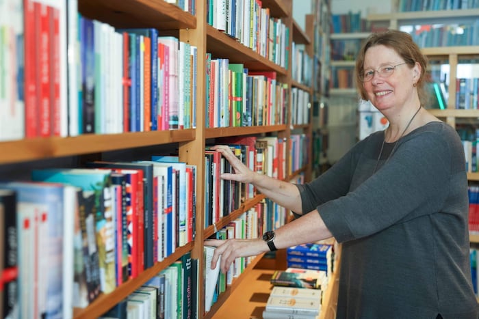 Buchhändlerin Ulrike Schachinger konnte ihr Geschäft an einem neuen Standort wiedereröffnen.