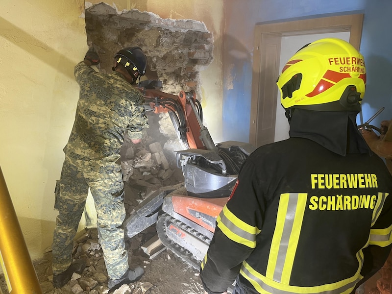 Die Einsatzkräfte bahnten sich damals vom Nebengebäude aus den Weg in den eingestürzten Bereich. (Bild: FF Schärding)