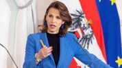 Edtstadler wird der Bundespolitik im Nationalrat als Abgeordnete erhalten bleiben und will sich ...