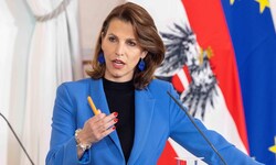 Edtstadler wird der Bundespolitik im Nationalrat als Abgeordnete erhalten bleiben und will sich ...