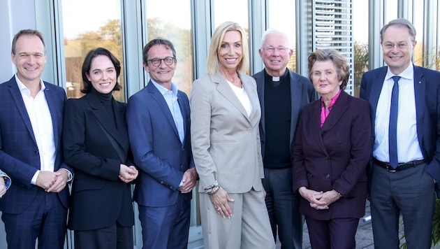 Die hochkarätige, neunköpfige Jury: Stadlober, Rausch, Altenberger, Fügenschuh, Gerhardter, Lackner, Rabl-Stadler, Ehepaar Drexel (v. li. n. re.) (Bild: Tröster Andreas)