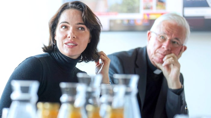 Schauspielerin Verena Altenberger und Salzburgs Erzbischof Franz Lackner nachdenklich.