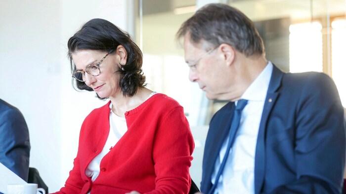 Ehepaar Drexel konzentriert bei der Auswahl