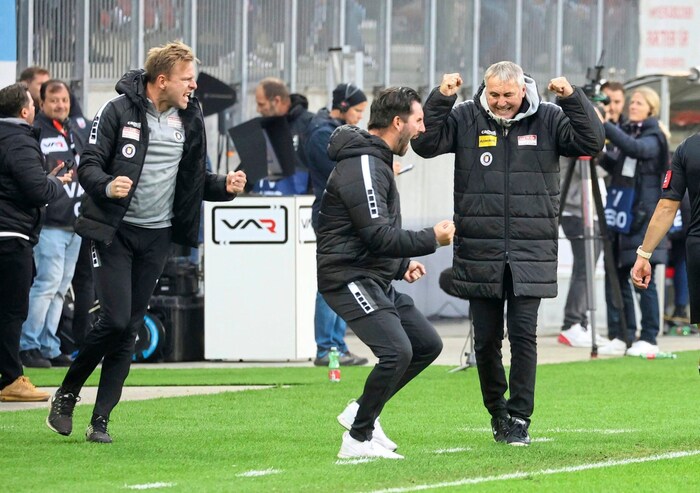 Pacult und Co. feierten den Derbysieg ausgelassen.