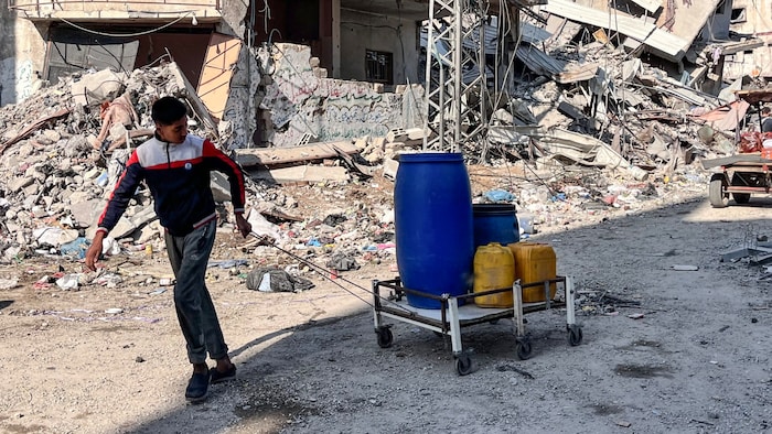 Ein Bub im Gazastreifen holt Wasser.
