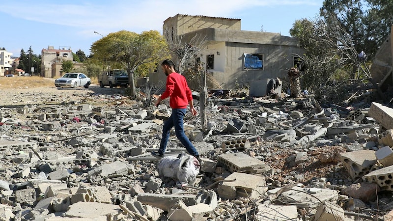 Ein Mann geht durch die Trümmer nach einem israelischen Luftangriff im Südlibanon. (Bild: AFP/Nidal Solh)